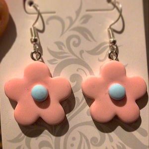 Cute light pink and light blue flower earrings.